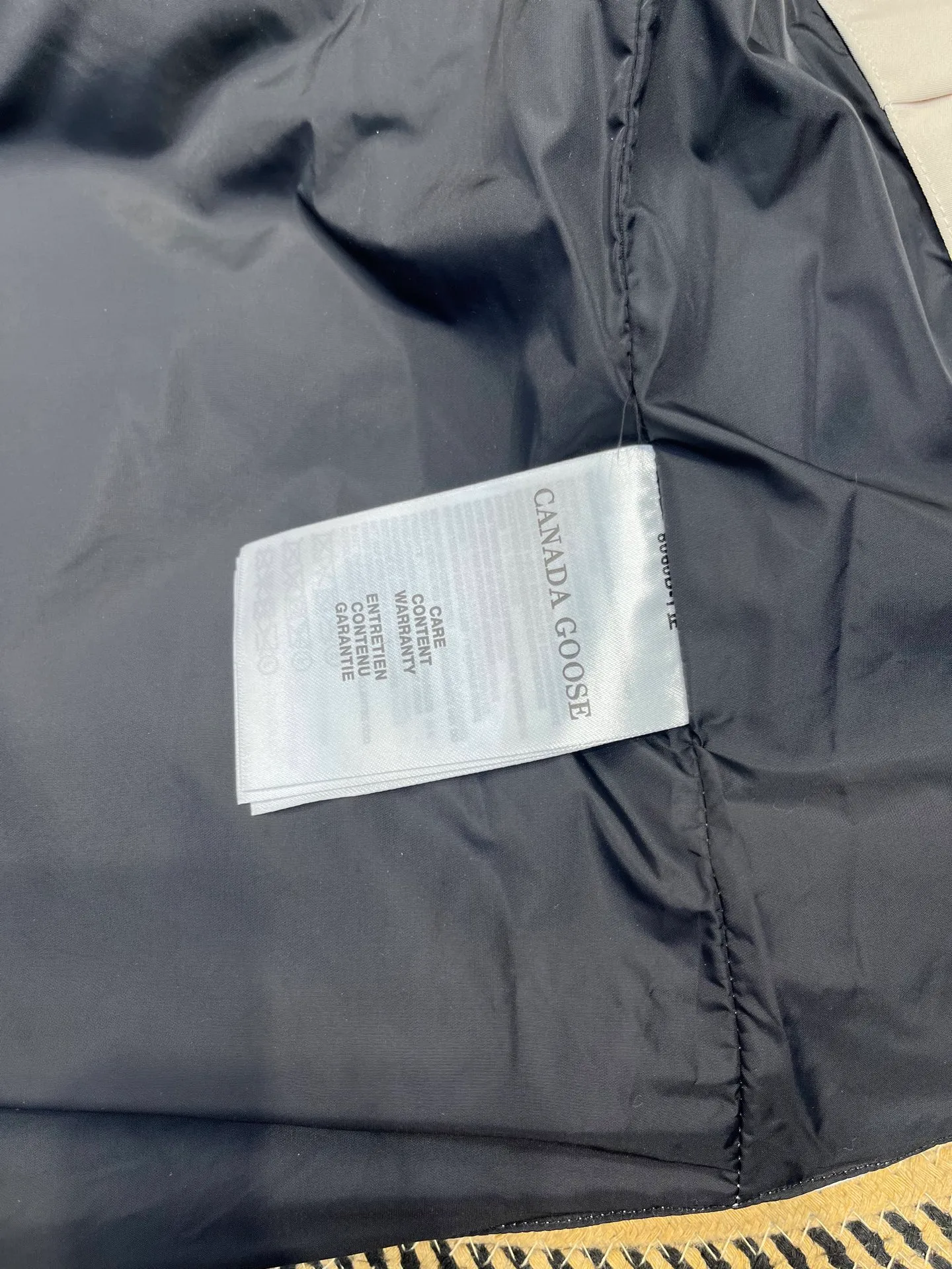 P380 🇨🇦Canada Goose""🇨🇦🌟 Garson down vest has always been recognized as the warmest down jacket. Various Instagram celebrities, Internet celebrities, and celebrities often wear it for street photos. I make Canada Goose every year, but I still can't get rid of my love for it. No matter how cold the days are, there is no need to be afraid, because there is! Filled with 90% white duck down, it is the legendary warmest down jacket and is known as a must-have for Arctic outdoor sports! The most popular down jacket in the world, celebrities are rushing to buy it, it is a must-have!  Size: XS to 2XL